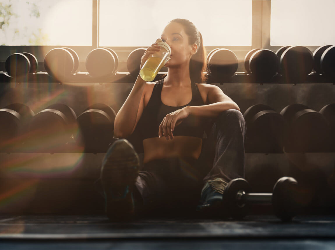 femeie cu o sticlă în timpul antrenamentului 