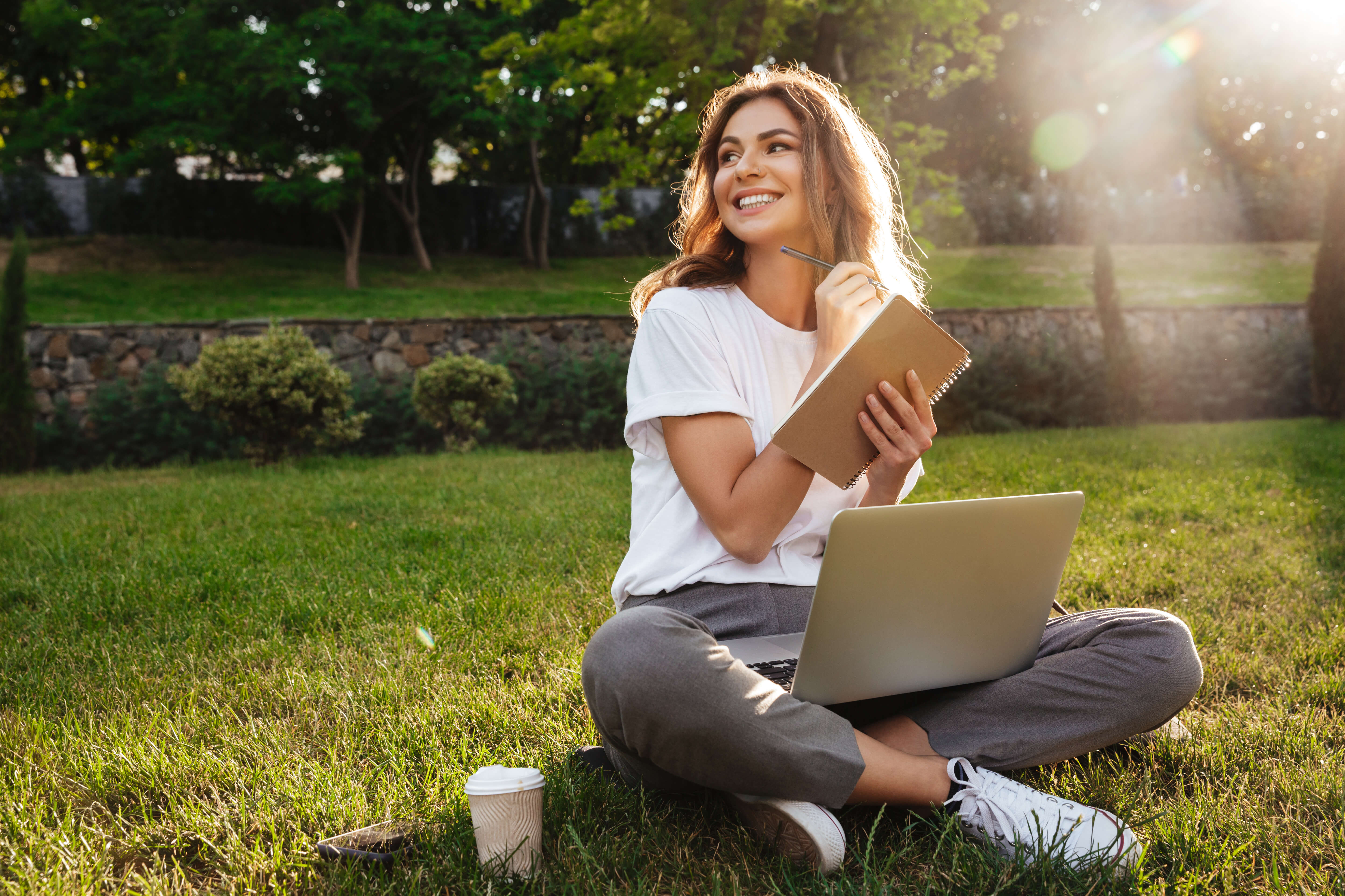 femeie zâmbitoare - schinduf 