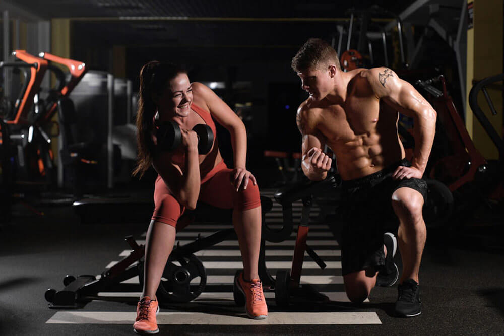 bărbat și femeie în timpul exercițiilor fizice