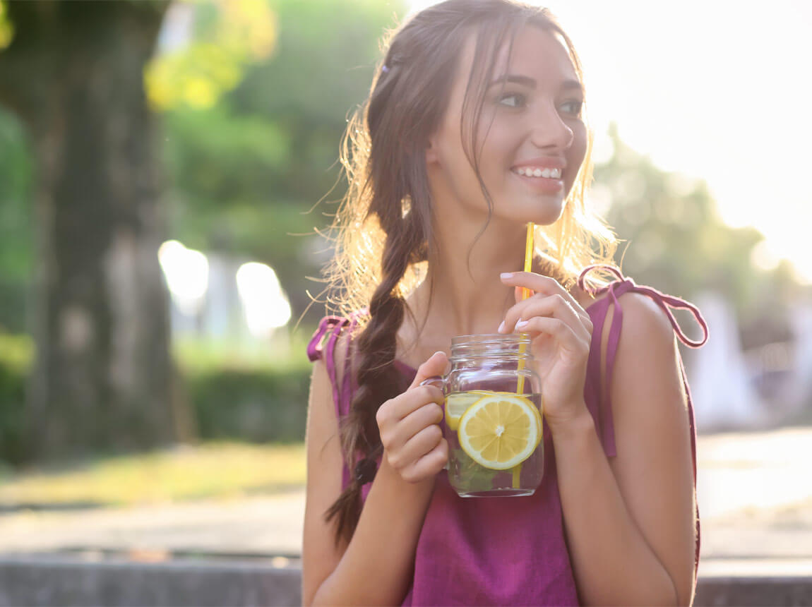 femeie - pahar de apă cu lămâie 