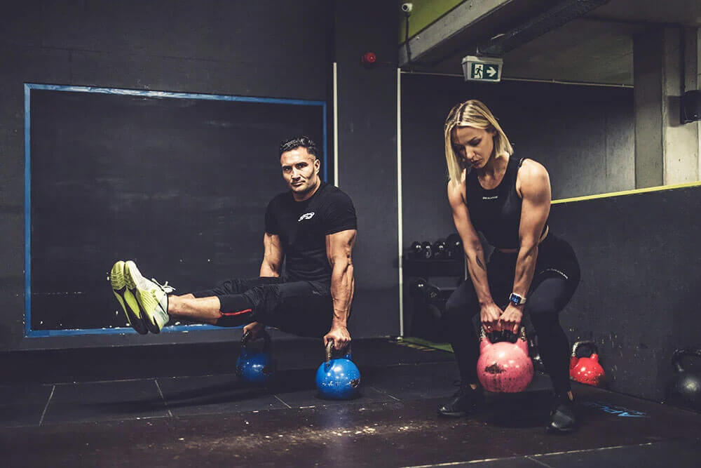 bărbat și femeie la sala de sport 