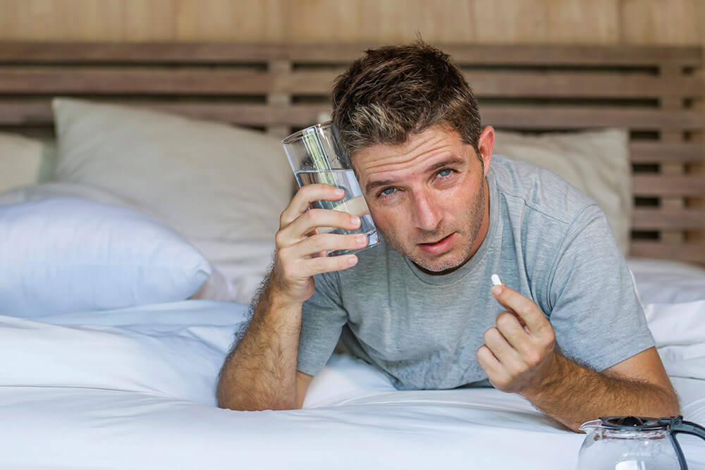 Un om cu o mahmureală