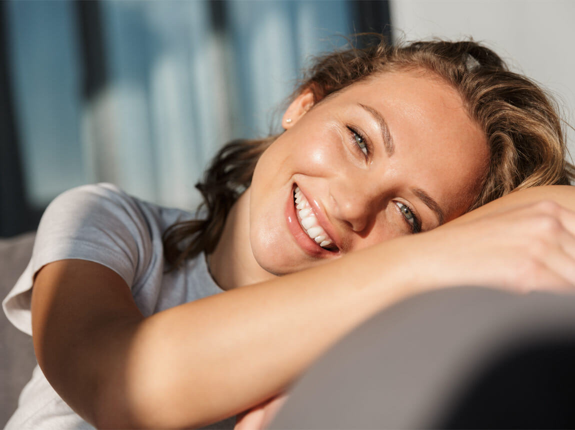 femeie zâmbitoare - bună dispoziție 