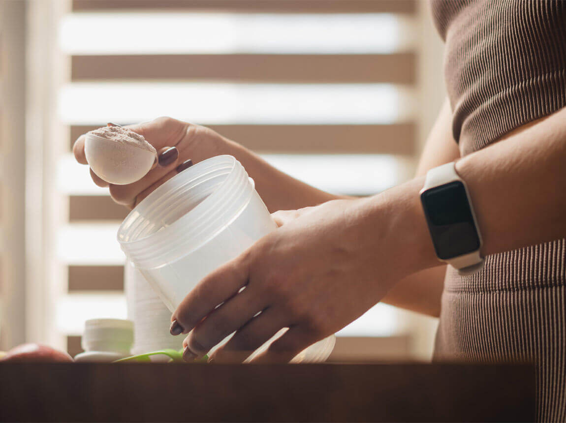 aminoacizi - BCAA, femeie cu un agitator 