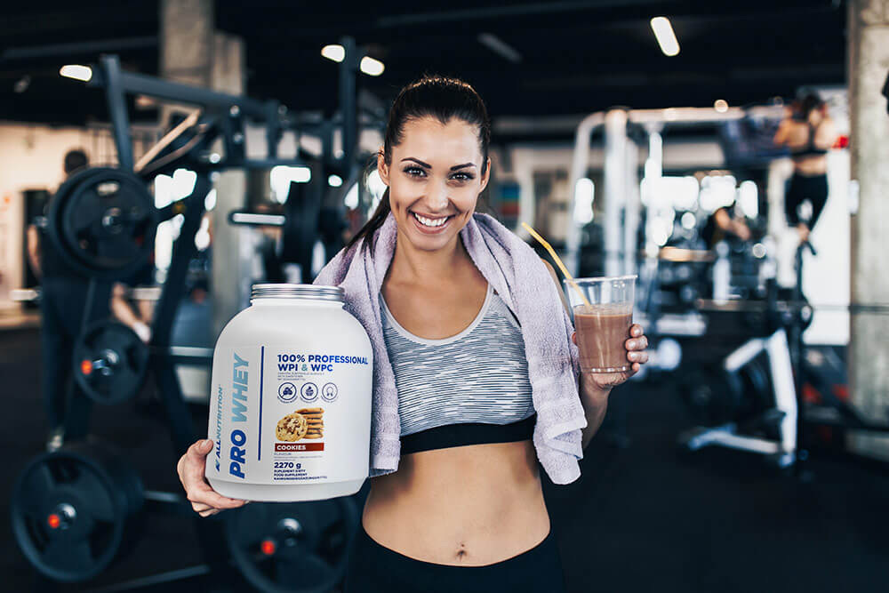 femeie cu supliment proteic