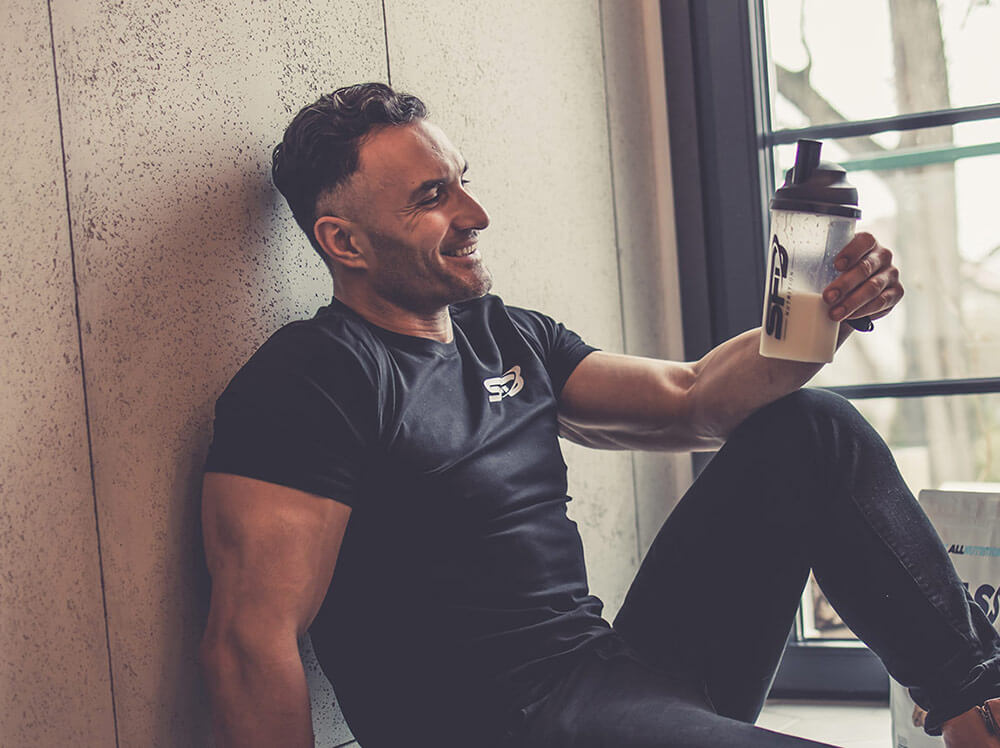 Bărbat cu supliment de proteinę