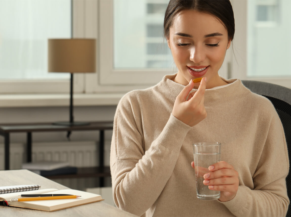 femeie cu o capsulă 