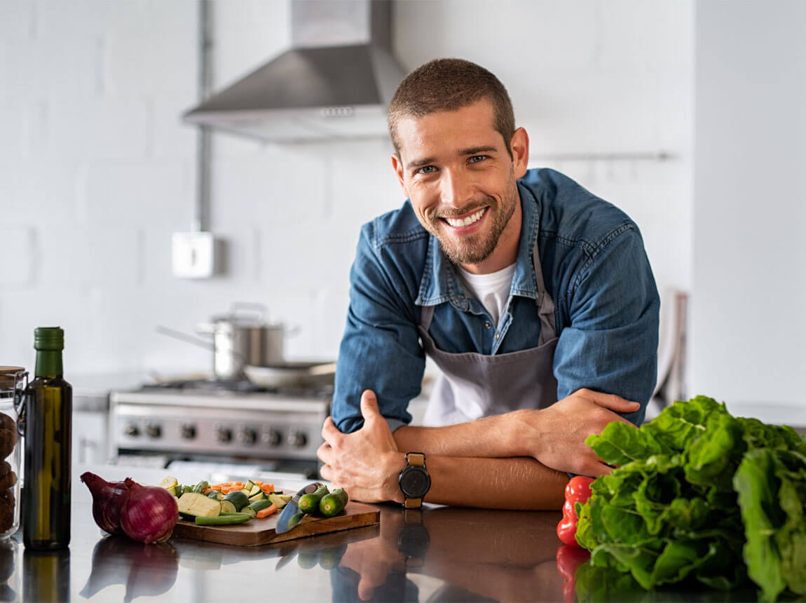 bărbat în bucătărie