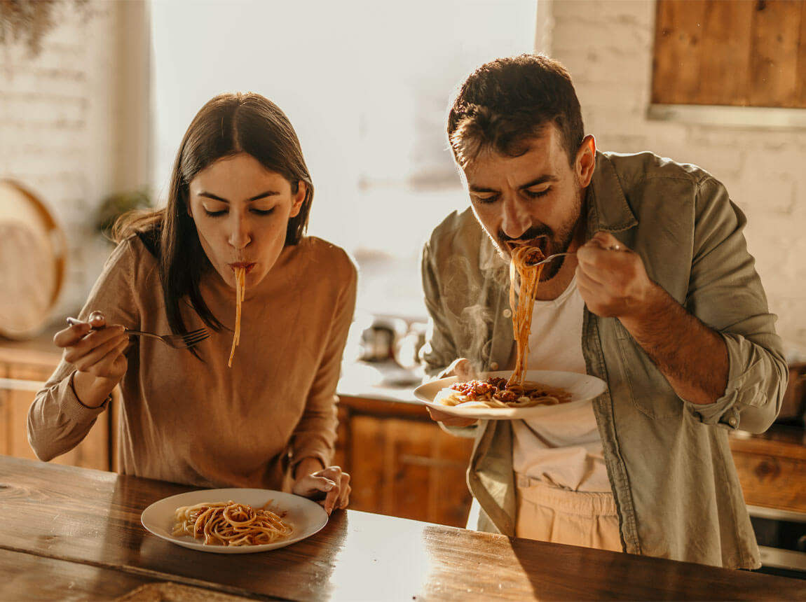 bărbat și femeie în bucătărie - mâncare delicioasă 