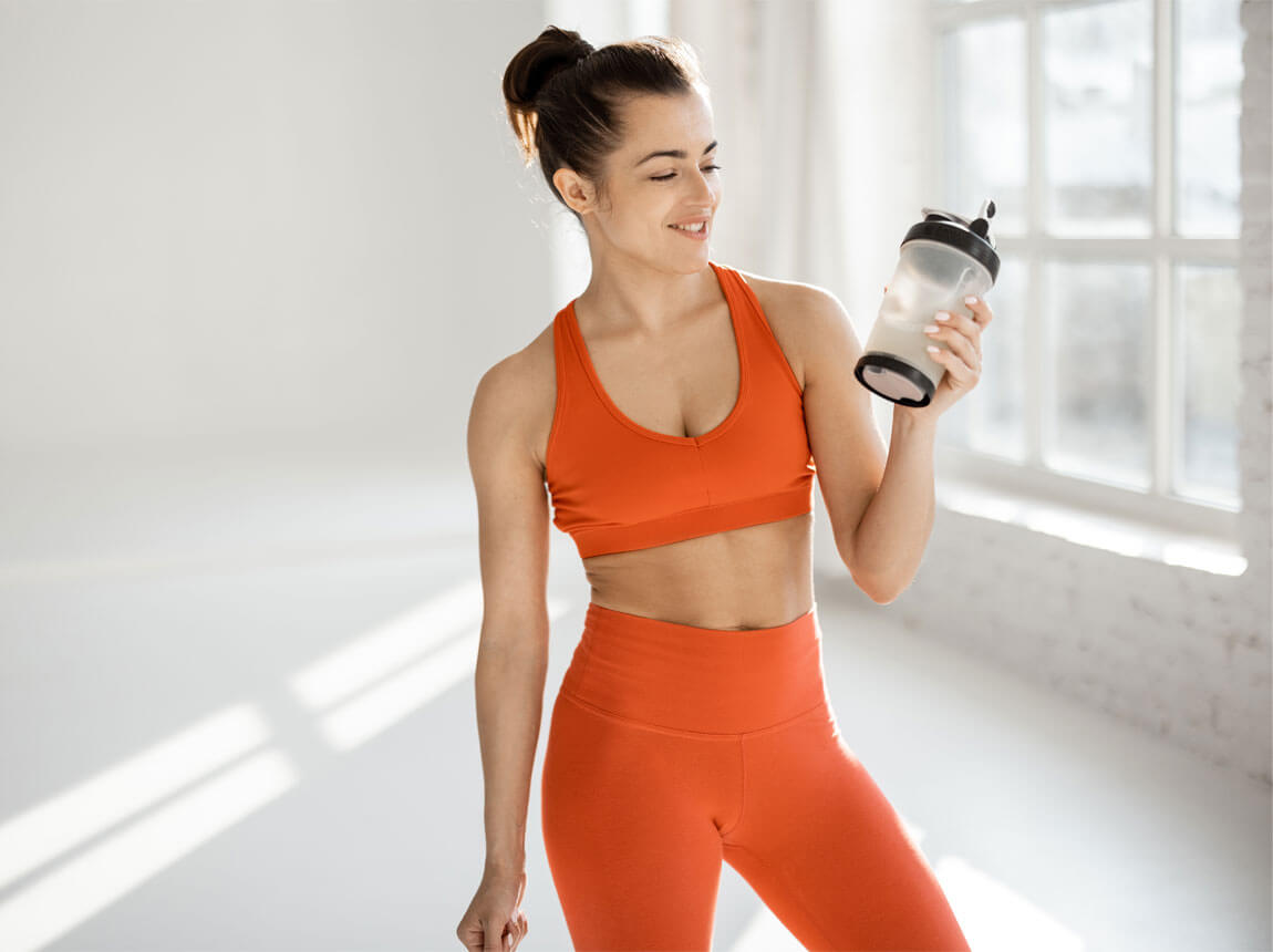 femeie cu un shake de proteinę 