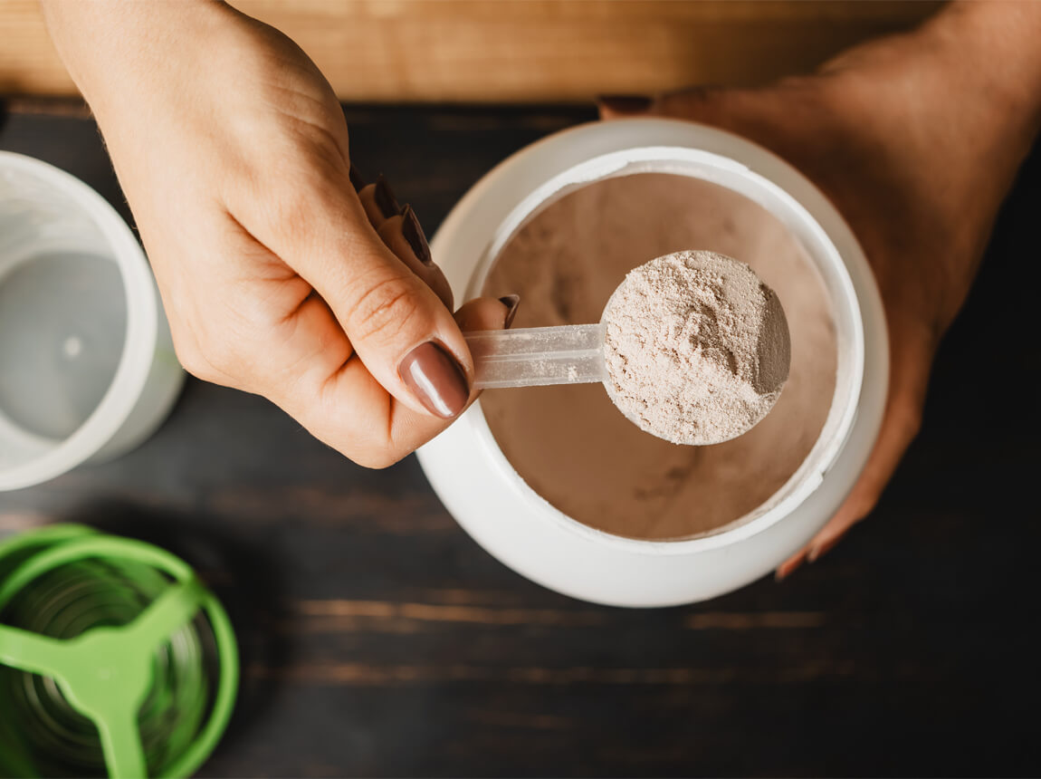 femeie cu supplement deproteinęe 