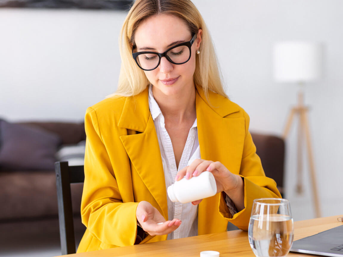 femeie cu o capsulă de vitamine 