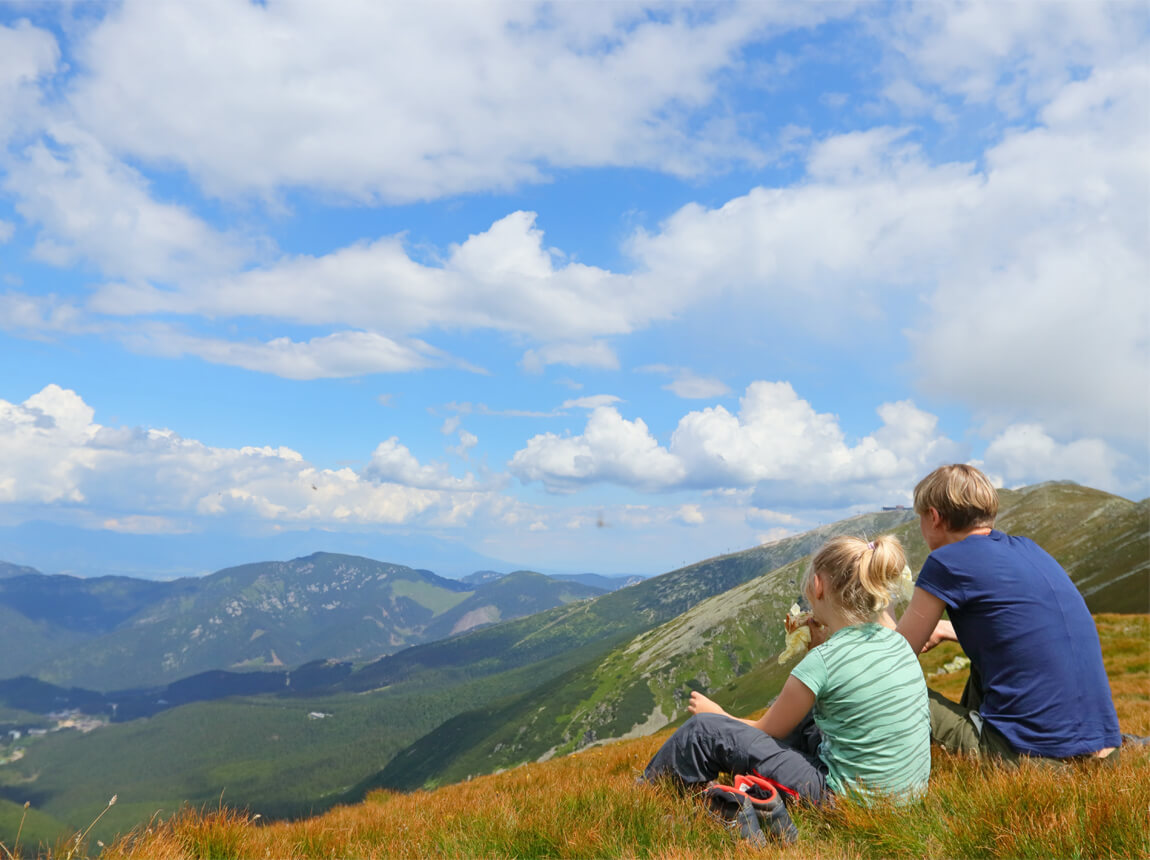 copii, drumeții în munți - băuturi răcoritoare