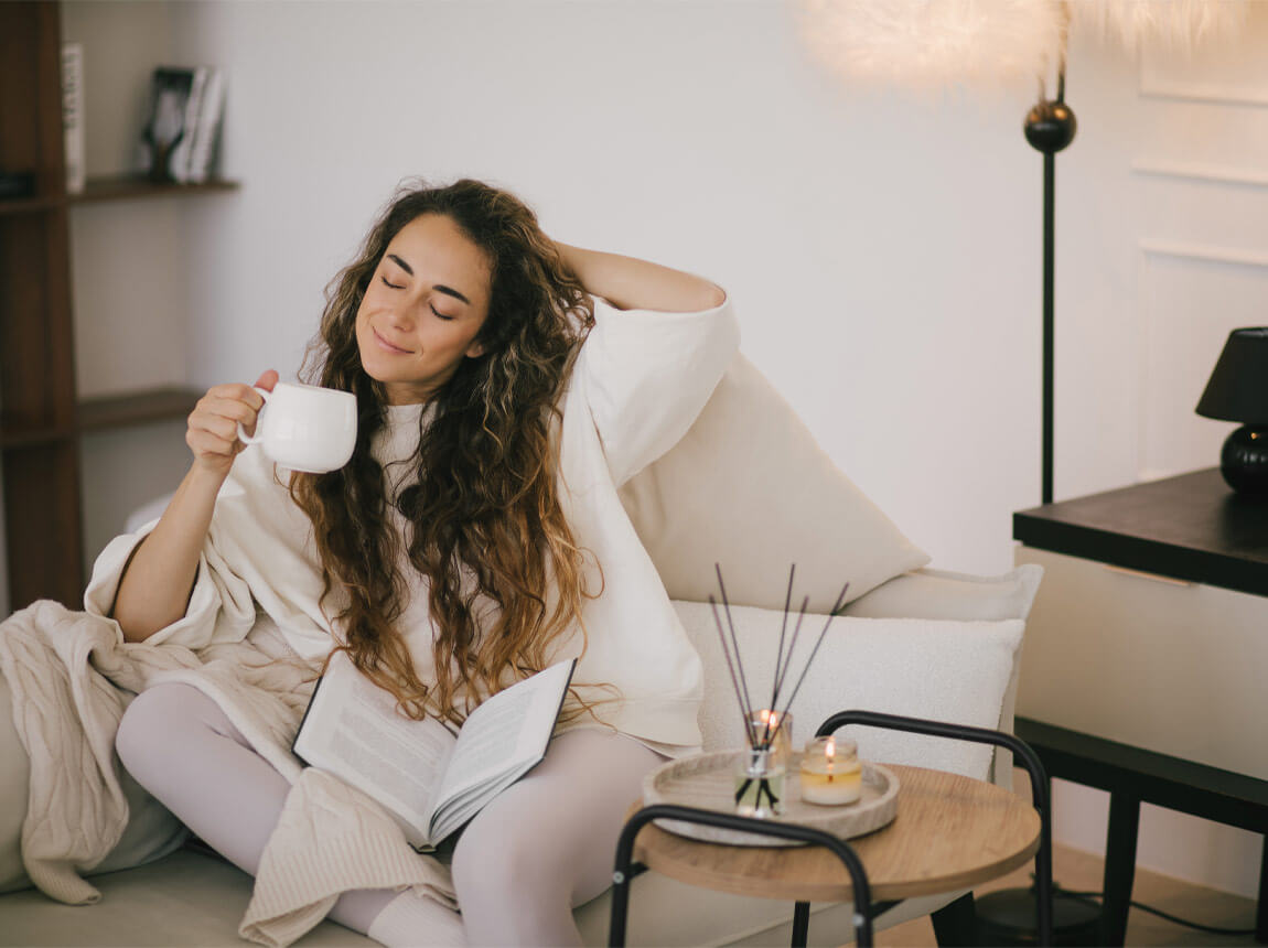 femeie cu o cană de ceai 
