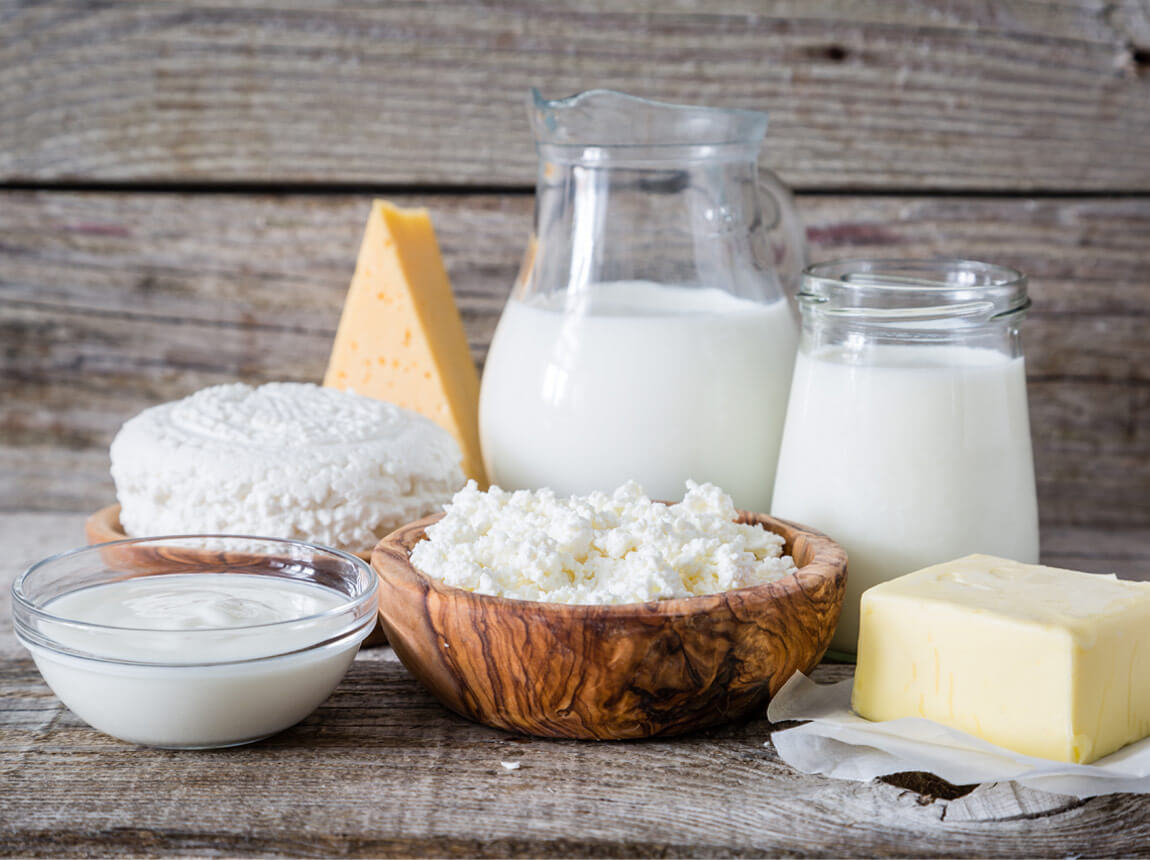 femeie - brânzeturi, iaurturi, lapte 