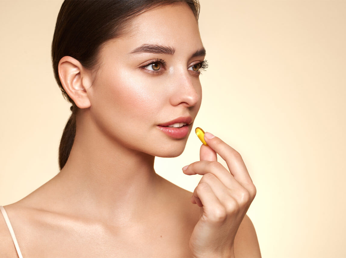 femeie cu omega 3 capsulă