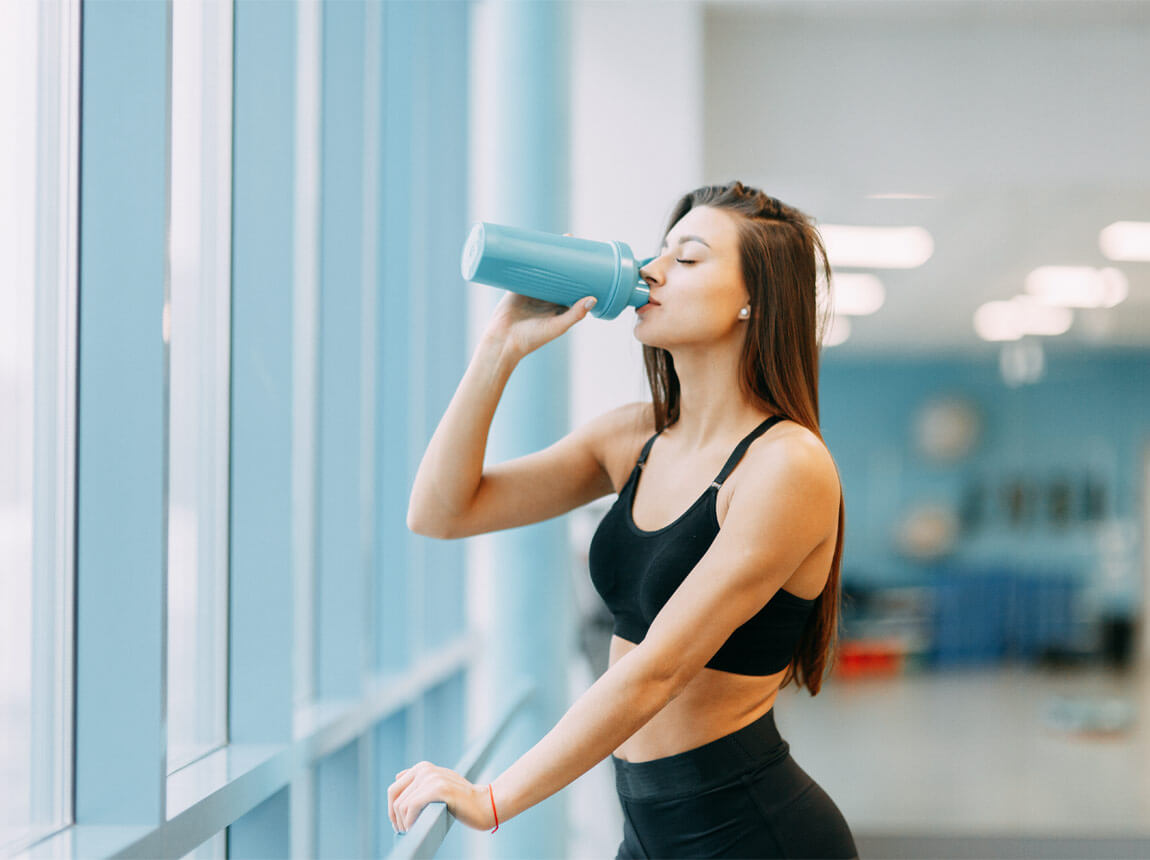 femeie cu supliment de proteine 