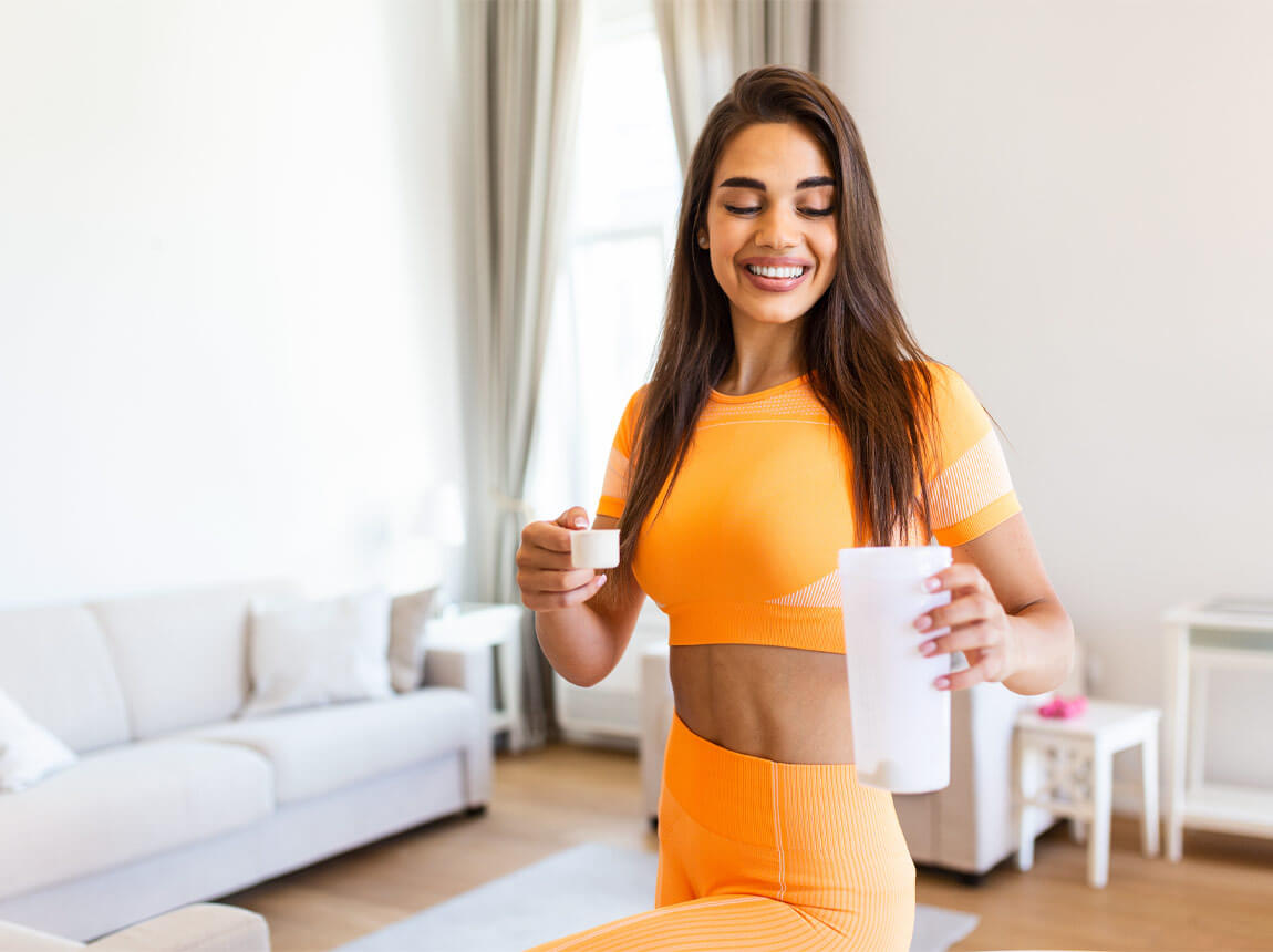 femeie cu supliment de proteine 