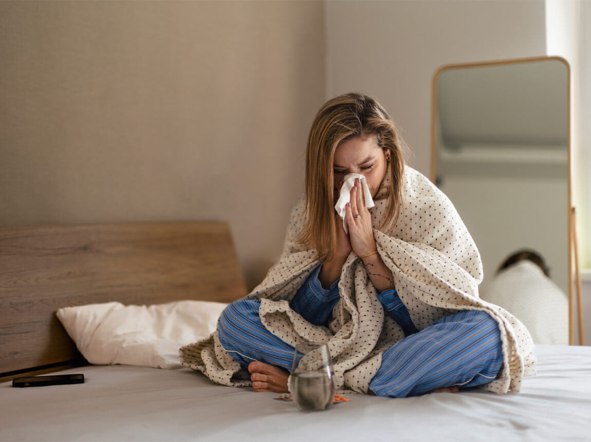 femeie rece pe un pat 