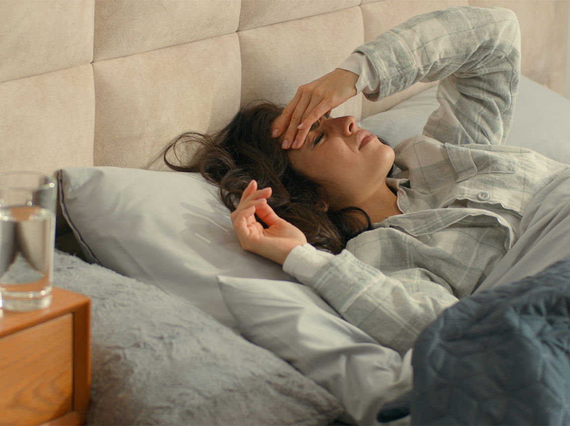 femeie în pat - mahmureală 