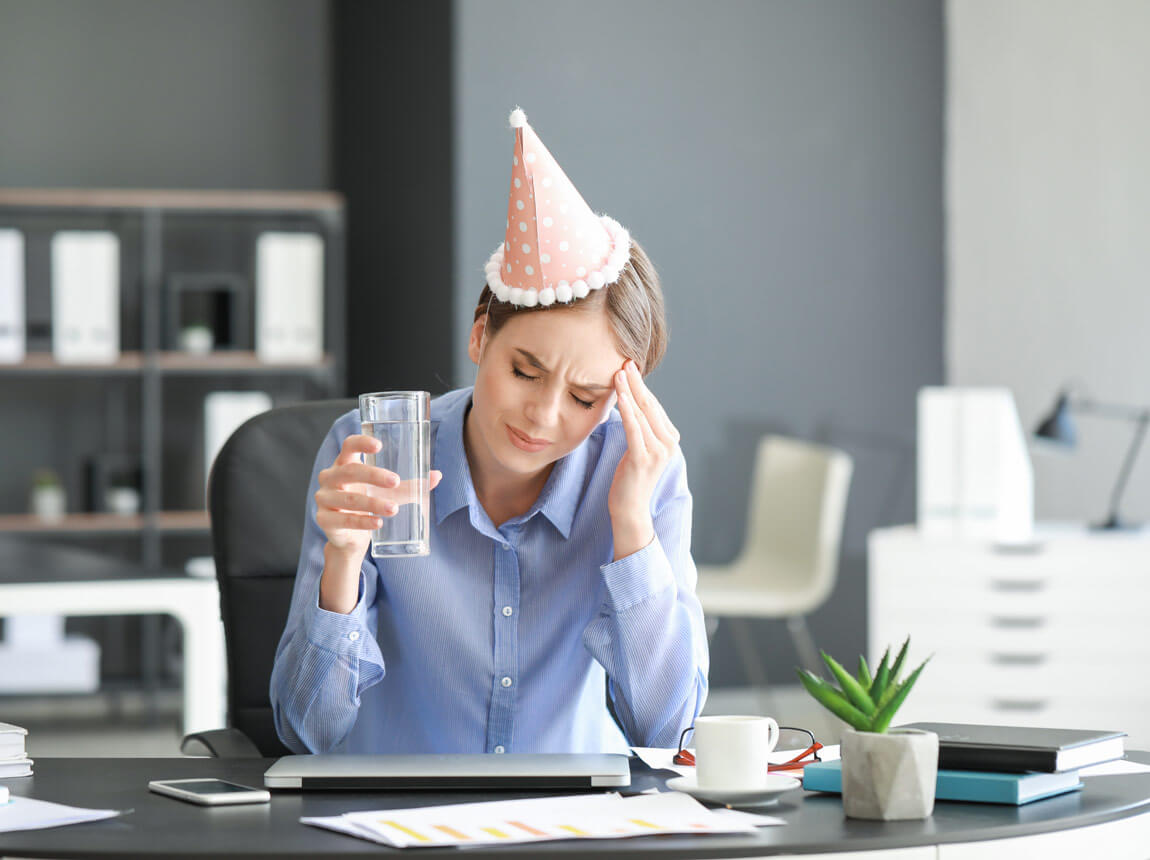 femeie cu mahmureală 