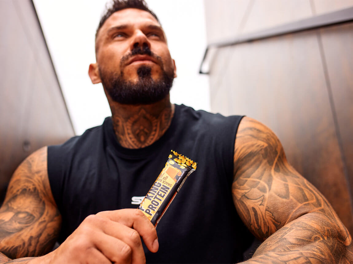 bărbat cu un baton proteic