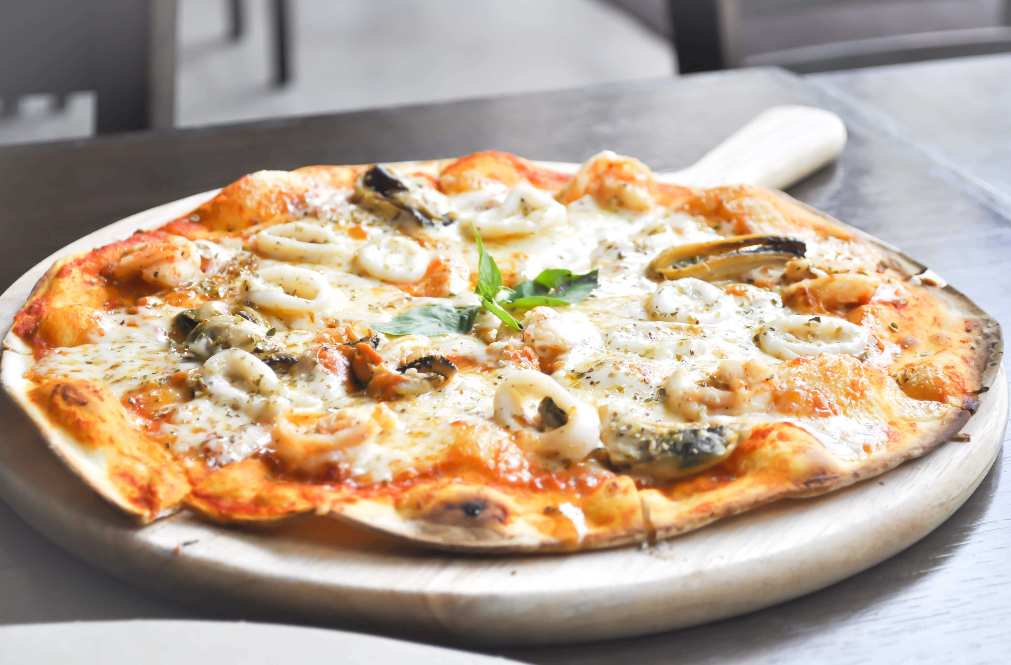 pizza cu crustă subțire 