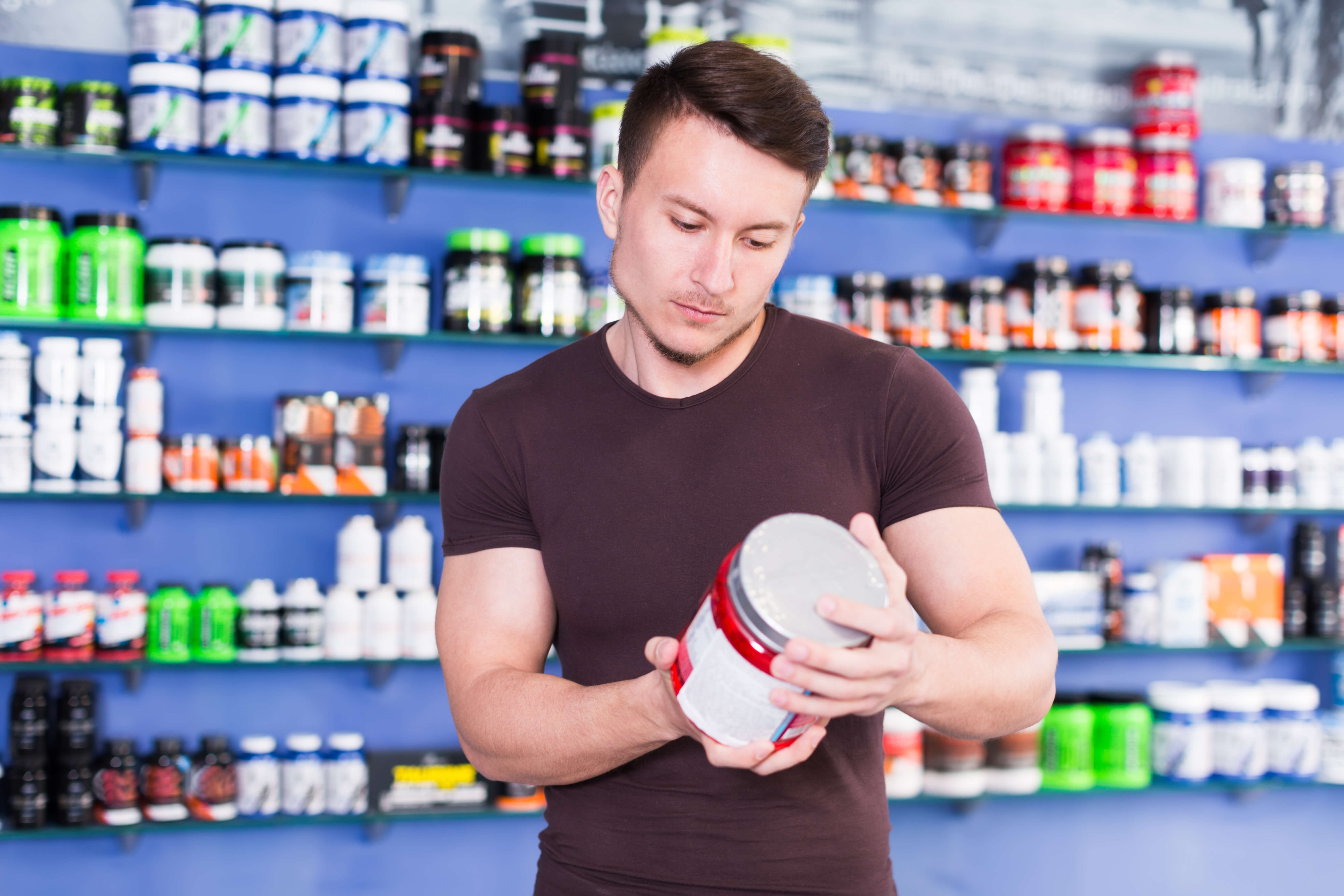 bărbat într-un magazin de suplimente 