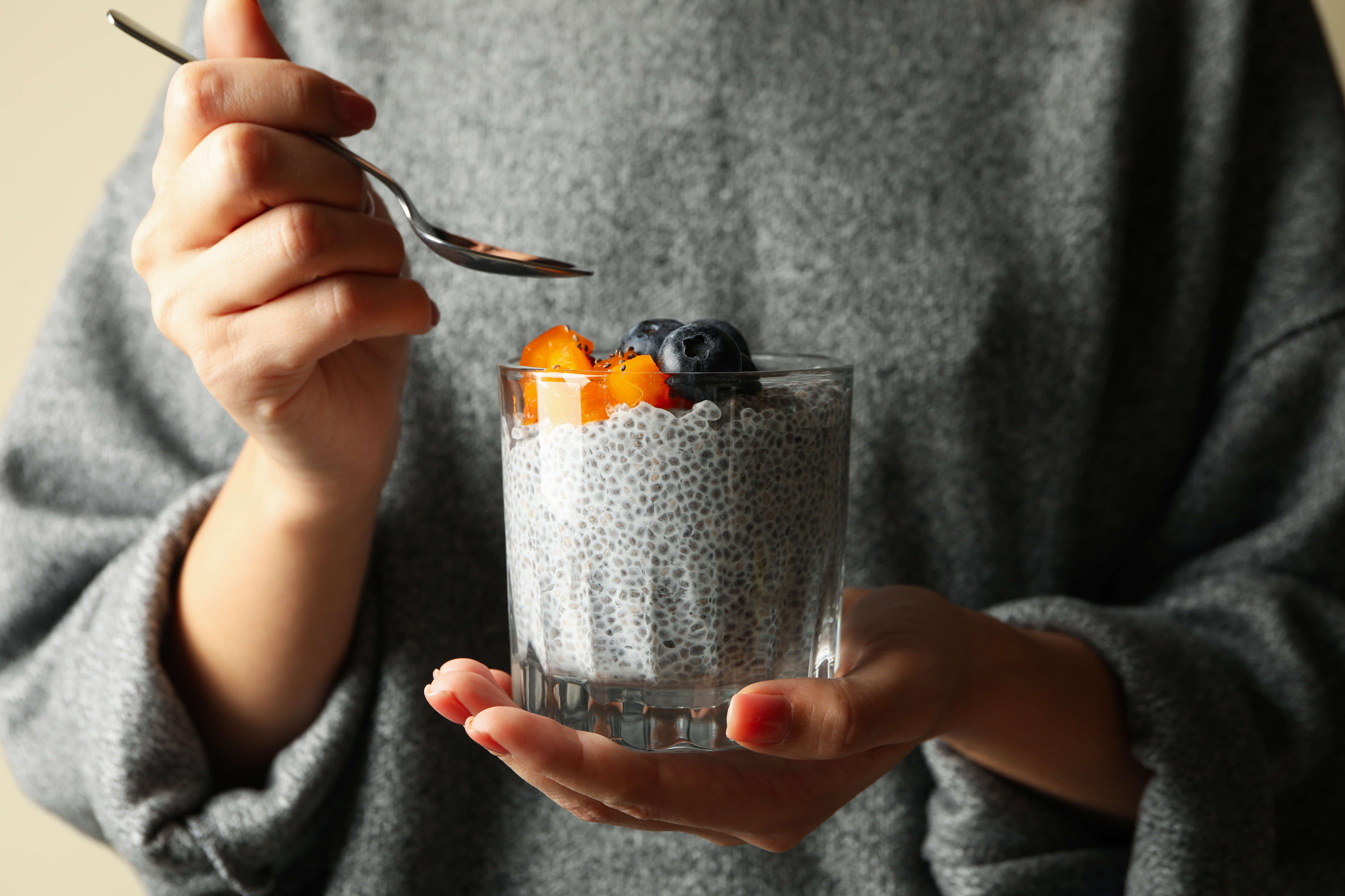 femeie cu desert de chia 