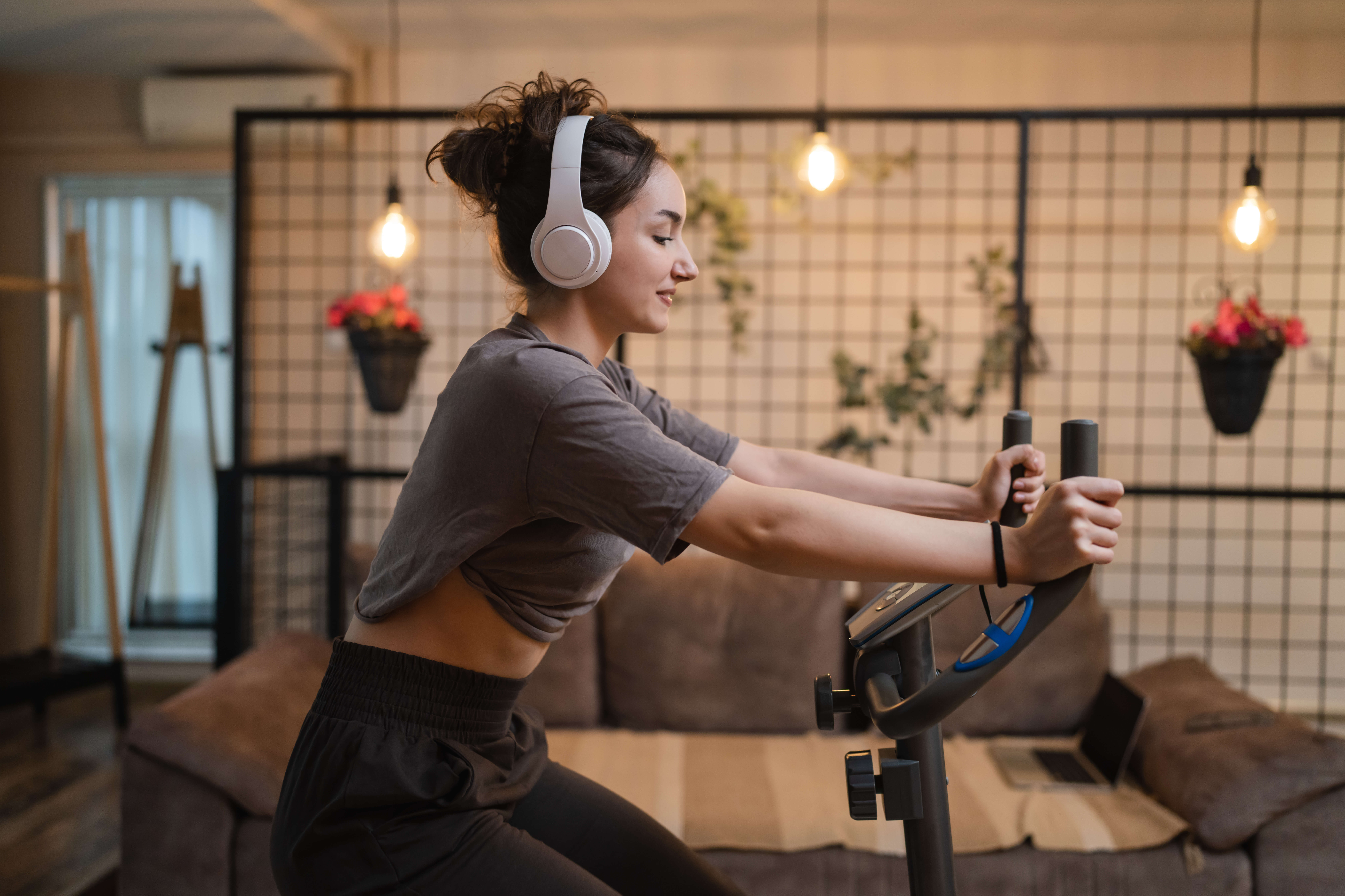 femeie - antrenament cardio, bicicletă staționară 