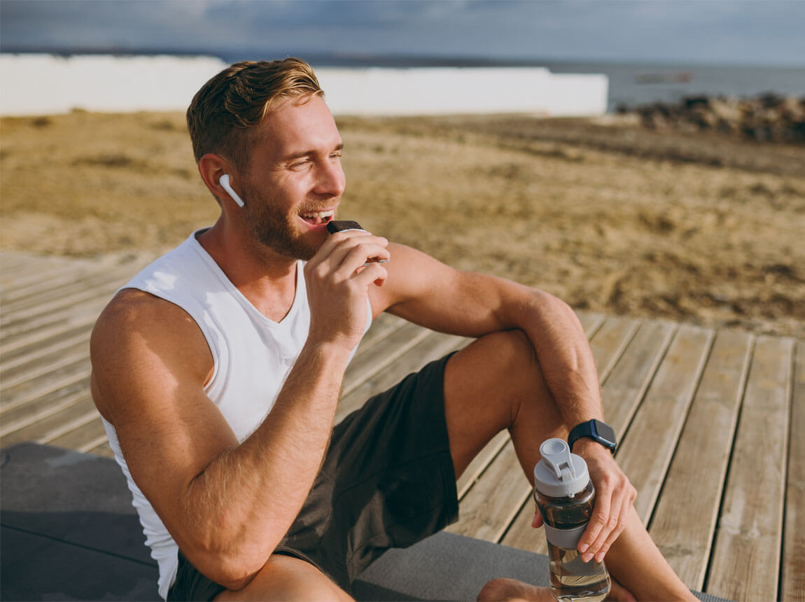 bărbat cu baton proteic