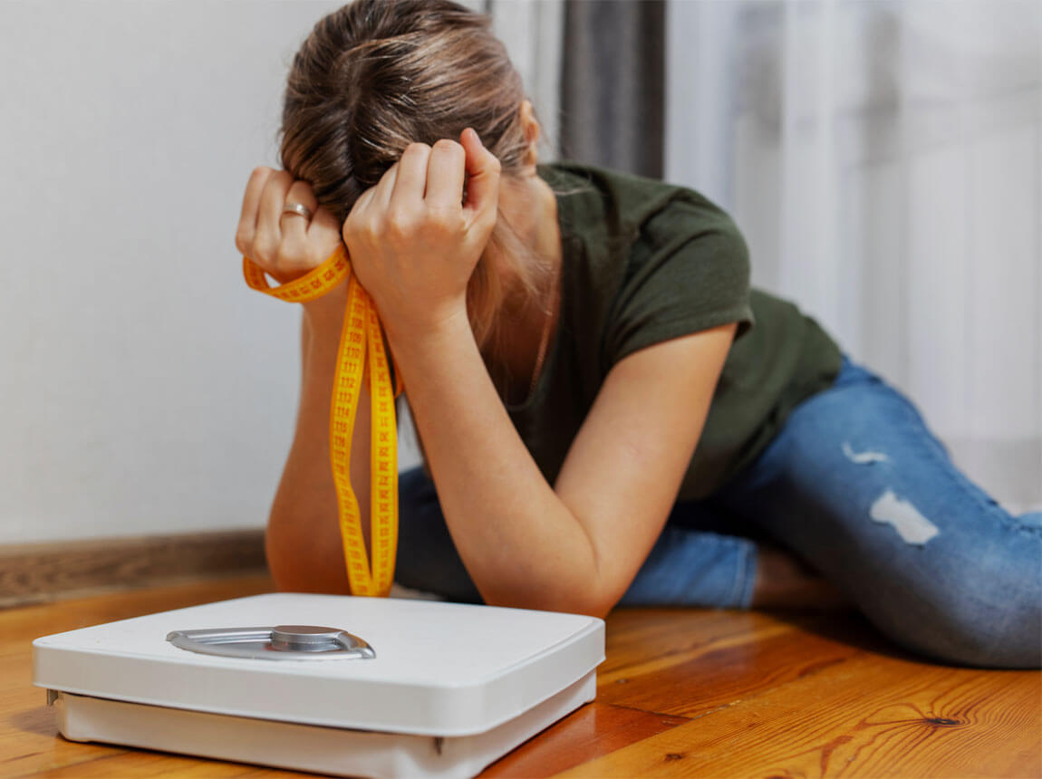 femeie distrusă cu o cântar - slăbire, lipsa rezultatelor