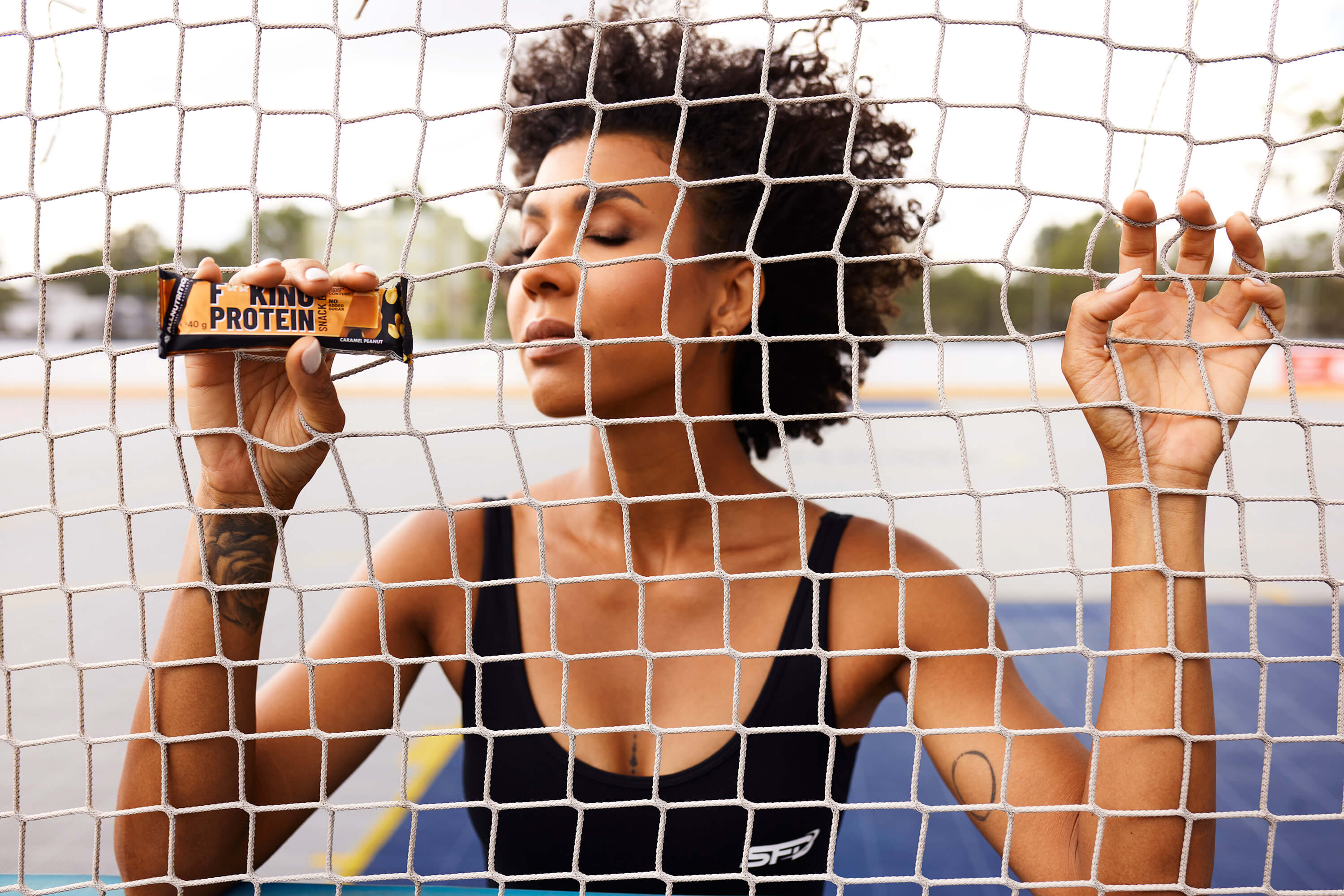 femeie cu un baton proteic 