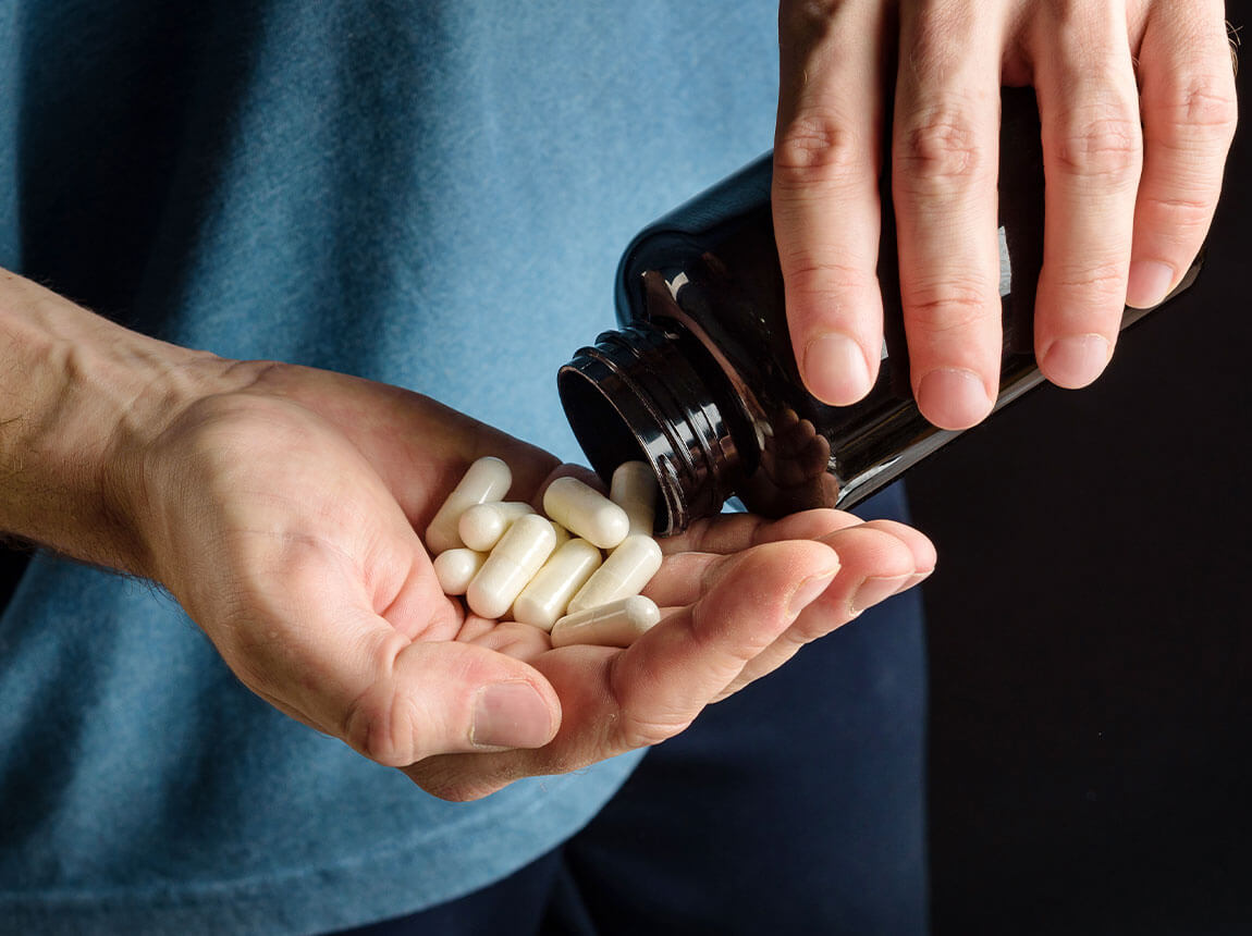 bărbat cu capsule de taurină