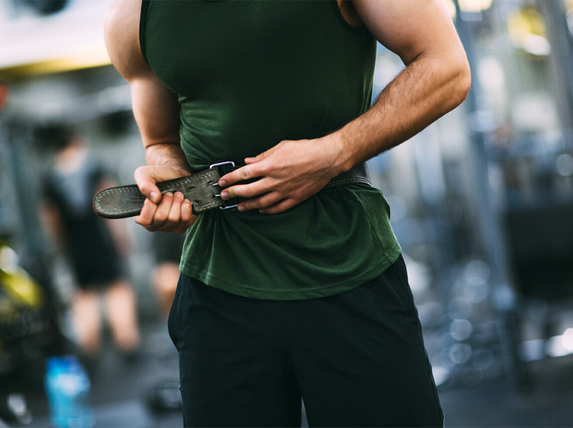 bărbat cu o centură de antrenament 