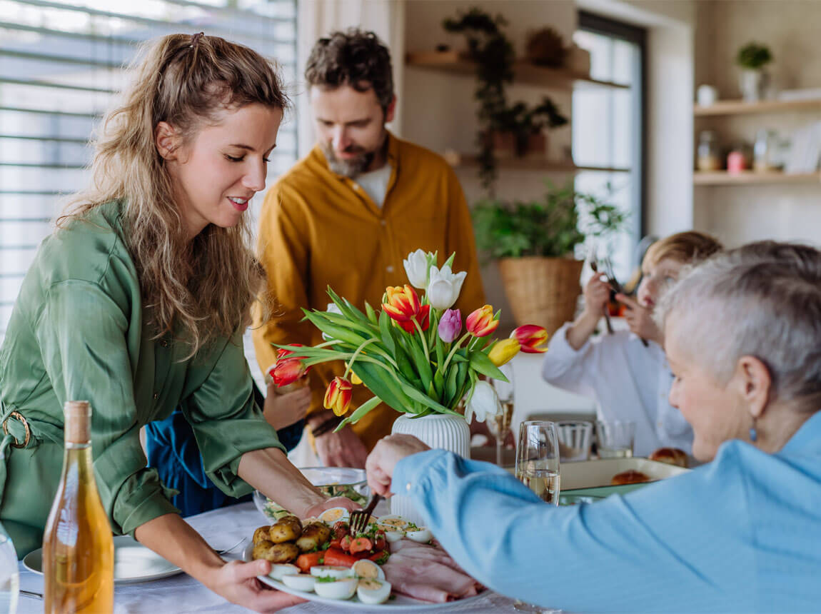 cină - familia la masa de familie 