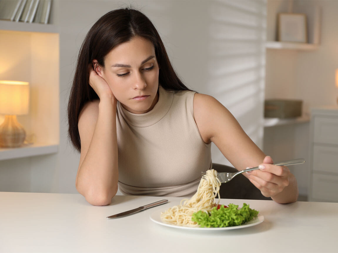 fáradt nő - fehérjehiány az étrendben