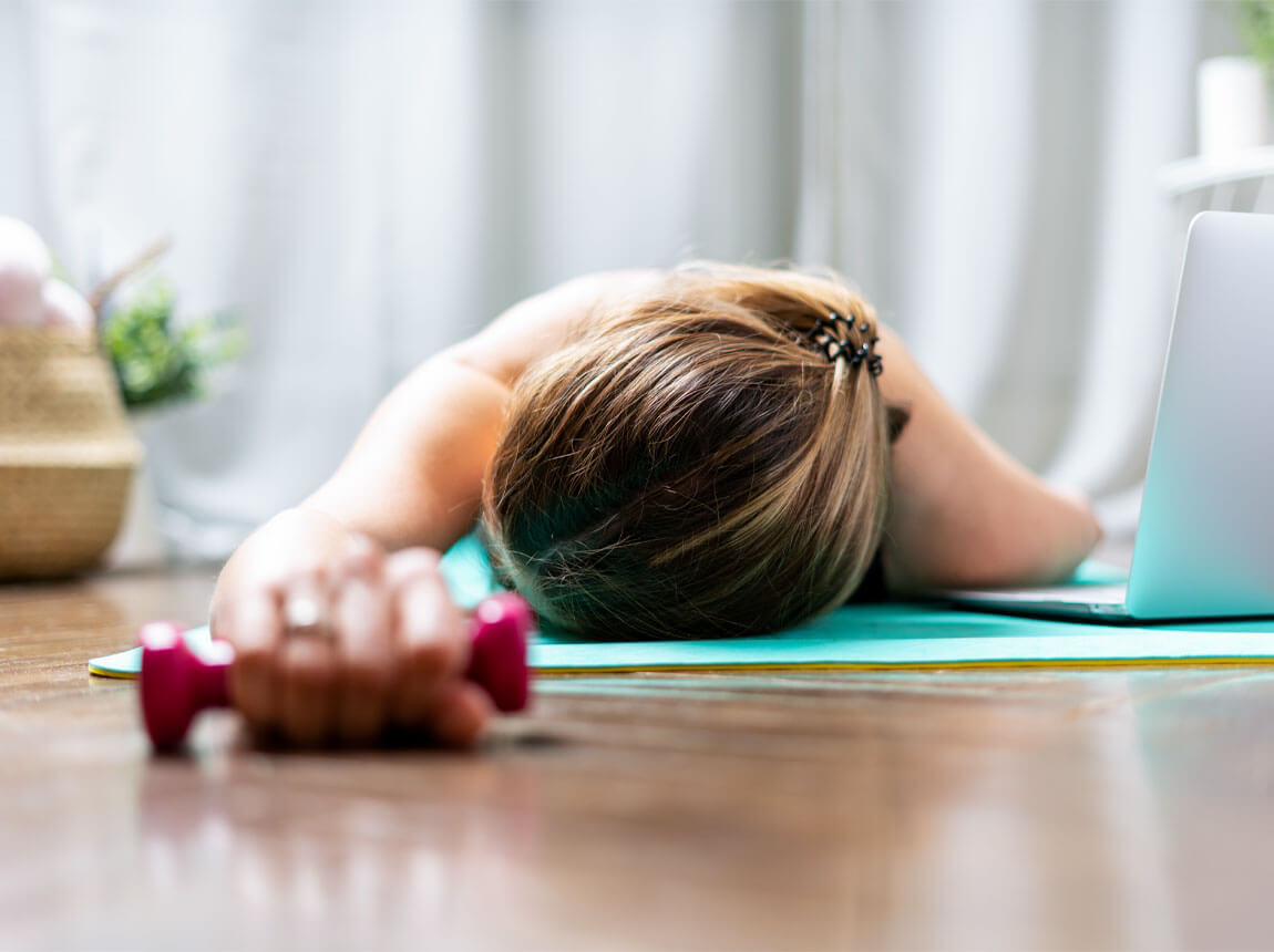 o femeie obosită după antrenament  