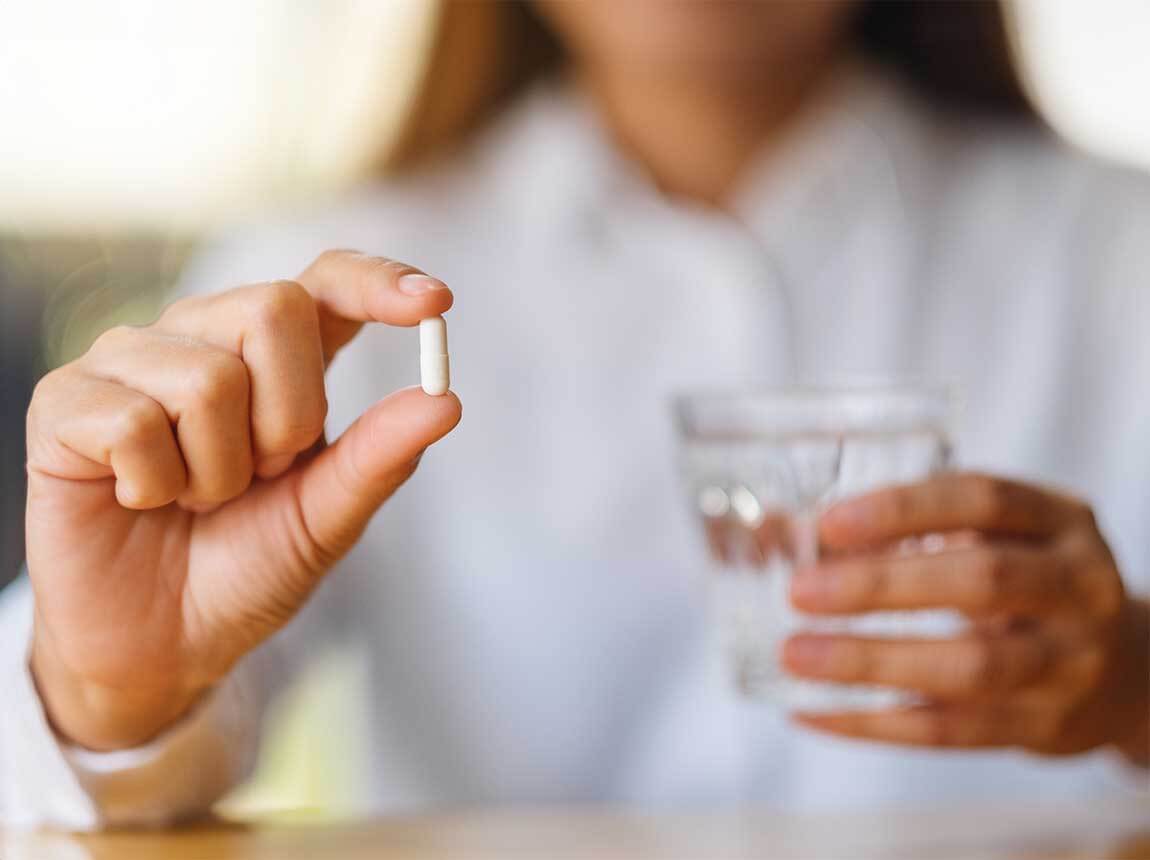 femeie - vitamine sub formă de capsule