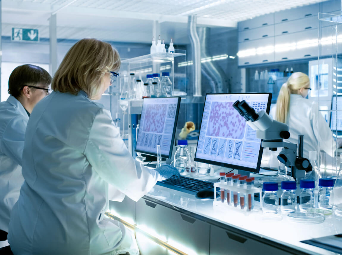 cercetători în laborator