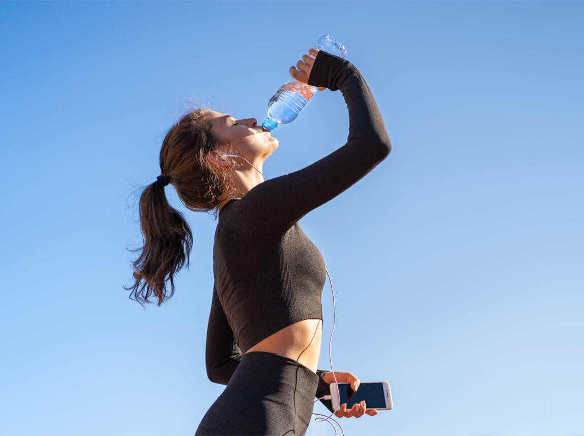 femeie cu o sticlă de ap