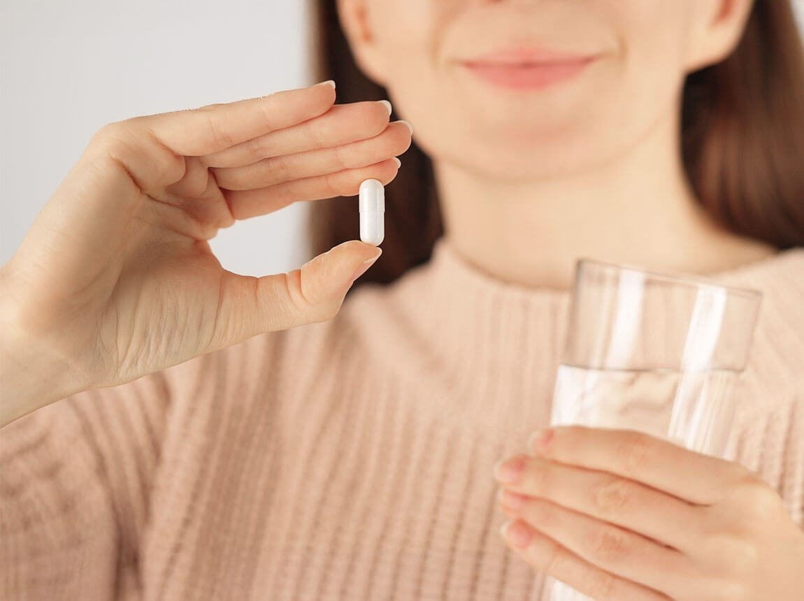 femeie cu capsulă de seleniu