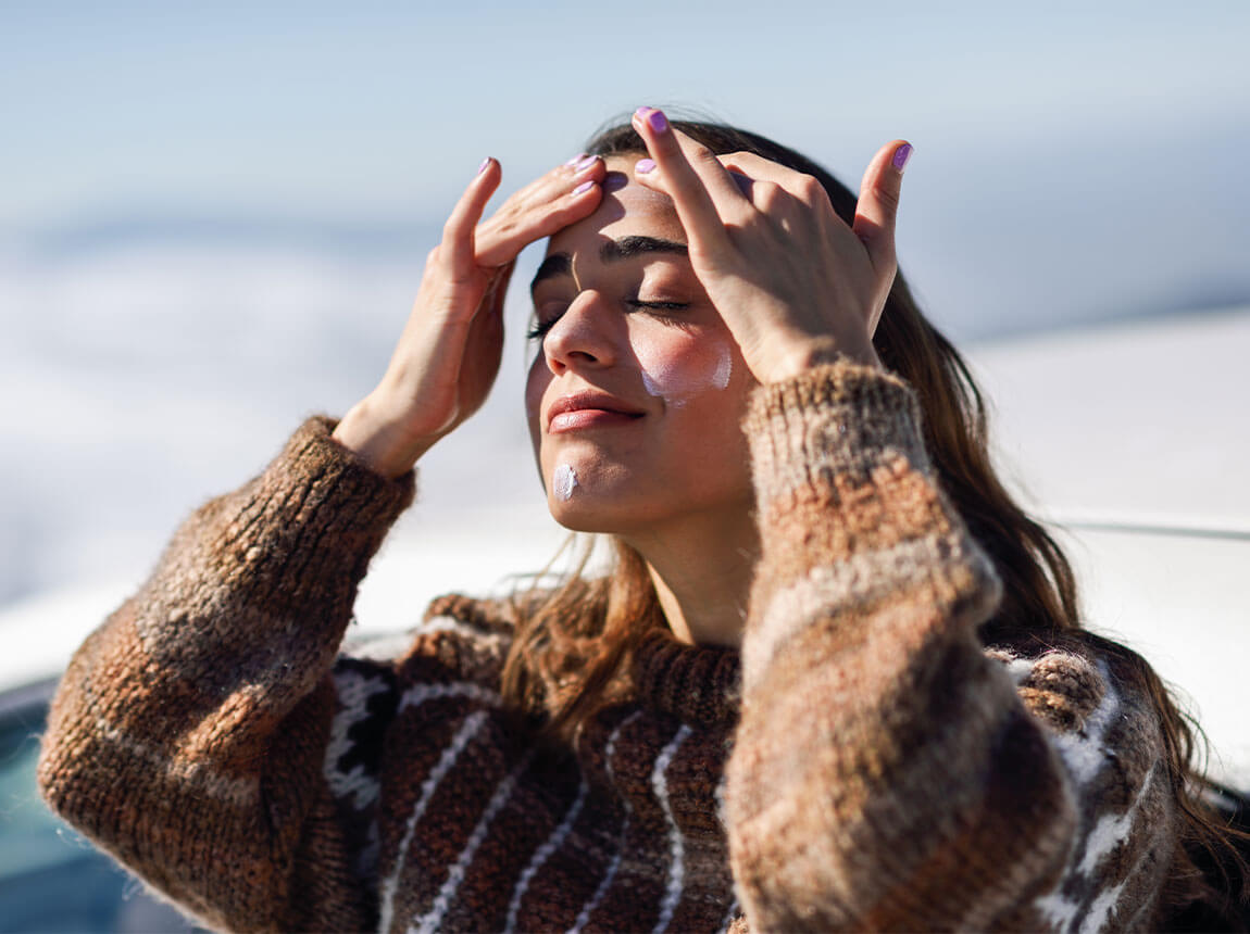 femeie - piele &icirc;ngrijită și sănătoasă &icirc;n timpul iernii