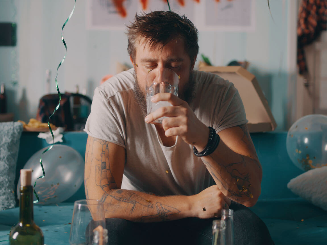 bărbat - mahmureală după o petrecere  