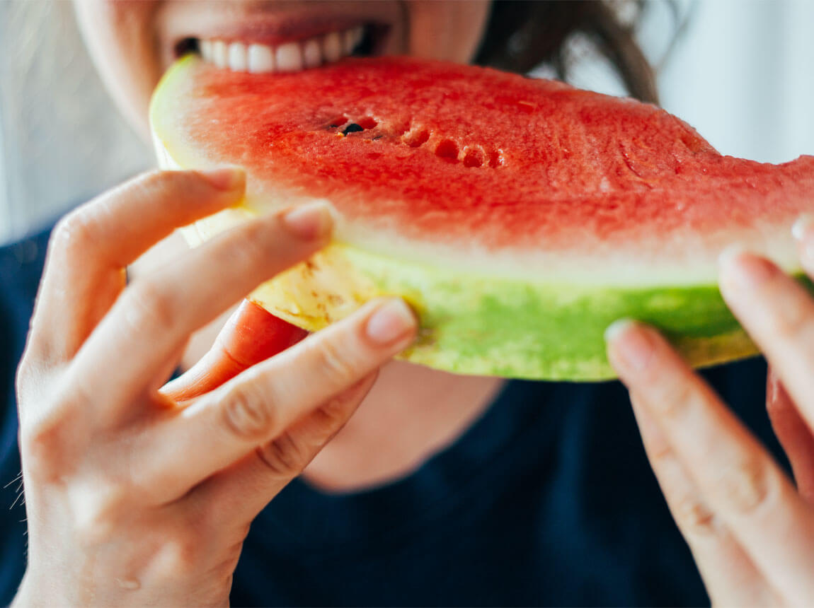 femeie cu pepene verde