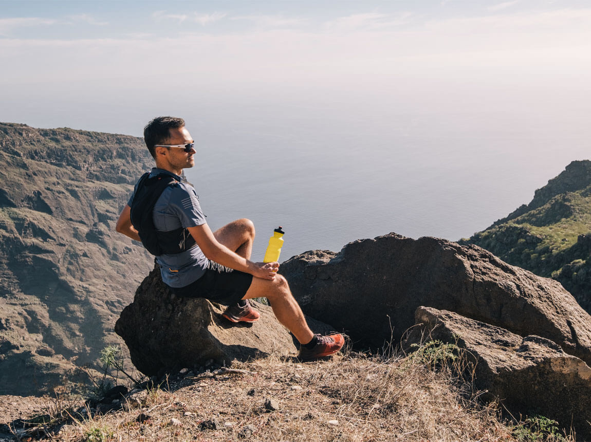 bărbat cu bidon - electroliți în munți