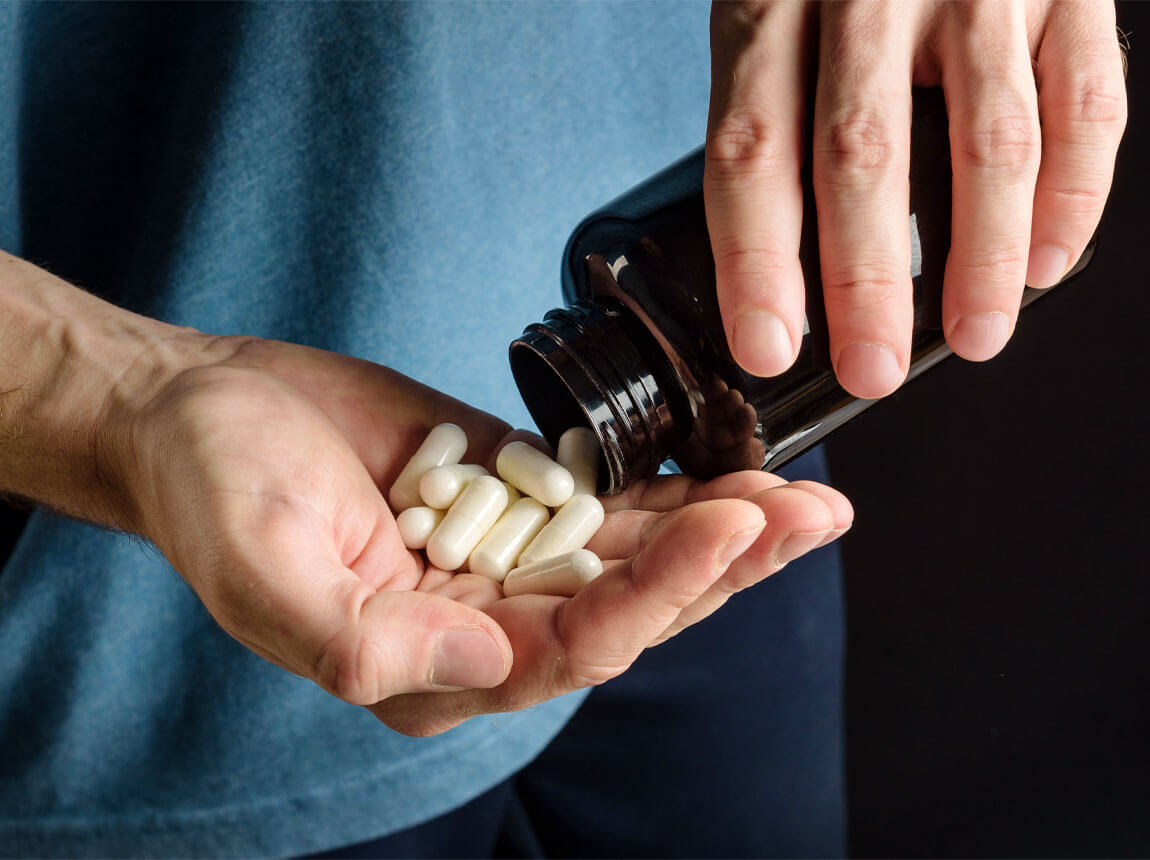 bărbat cu creatină în capsule