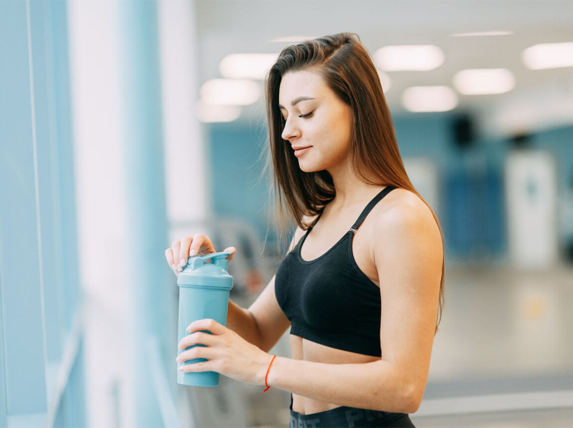 femeie cu un shake proteic