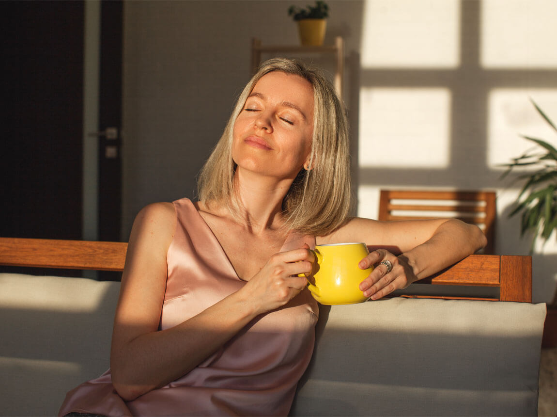 femeie cu o ceașcă de ceai - miere