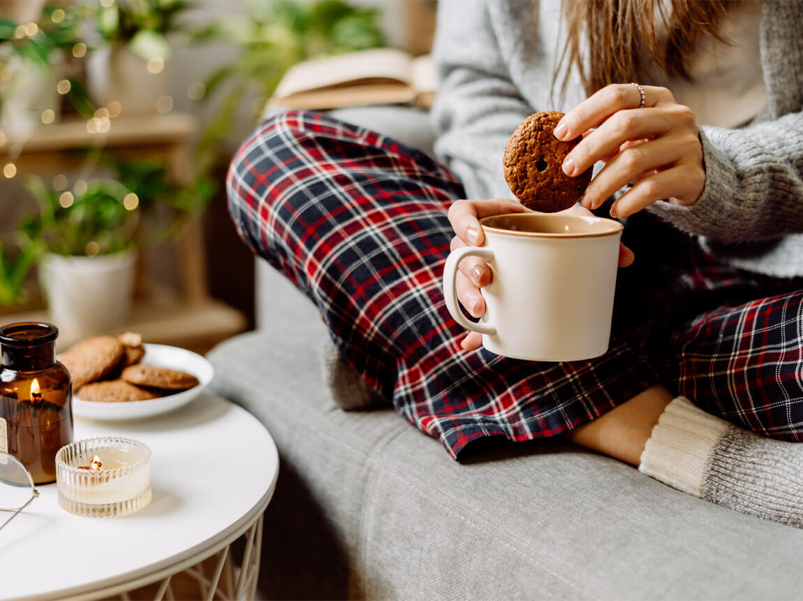 femeie cu un biscuit - seară de iarnă